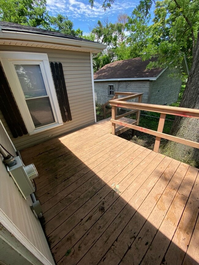 Building Photo - 2 Bedroom House Basement & Garage - Fenced...