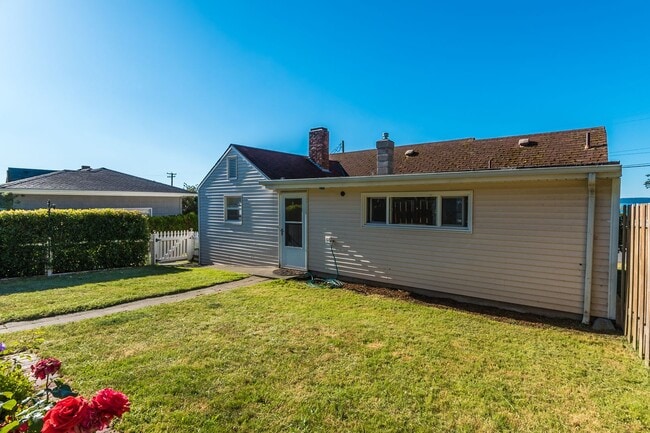 Building Photo - Three Bedroom One Bath House