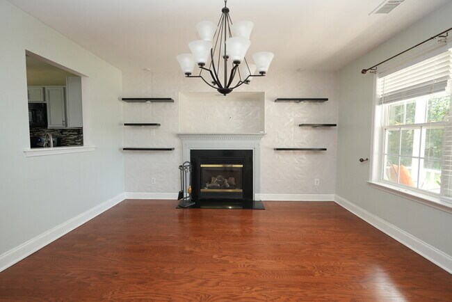 Building Photo - Spacious 4-bedroom, 2.5-bath home with a p...