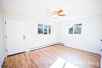 Building Photo - NEWLY REFRESHED CORNER UNIT - Beautiful 2b...