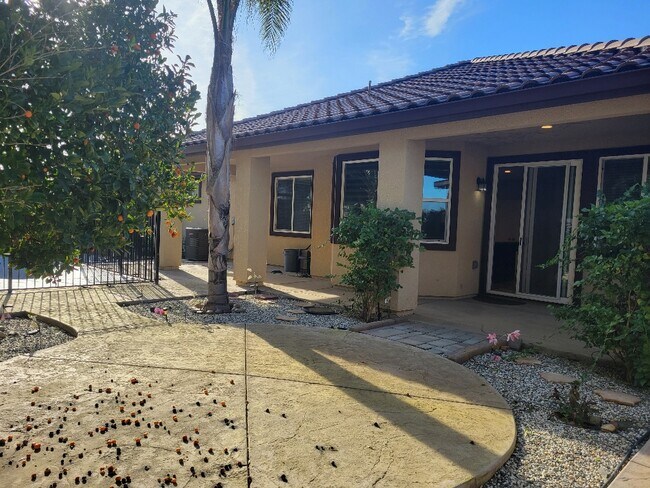 Building Photo - 1618 Oak St