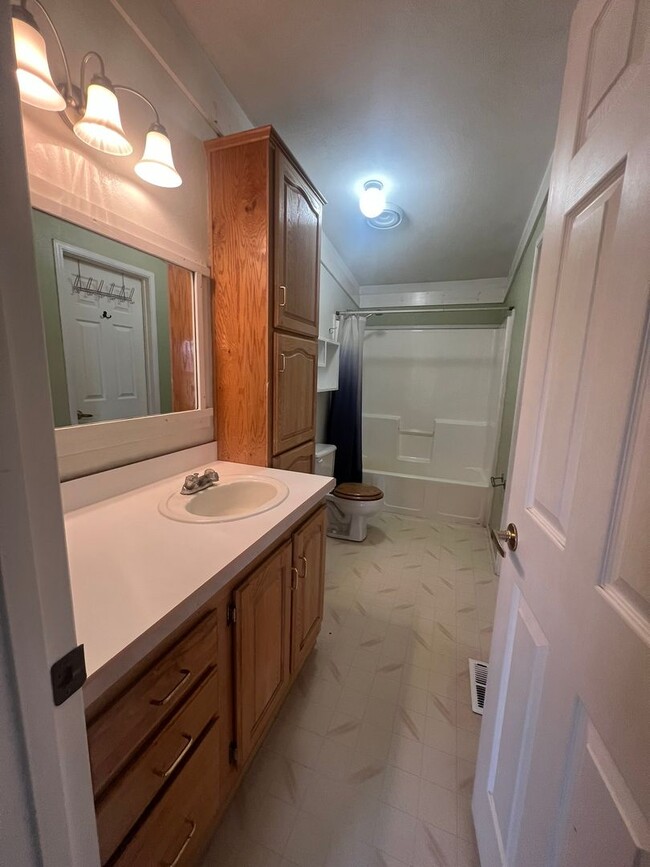 Building Photo - 3 Bedroom, 2 Bathroom Manufactured Home - ...
