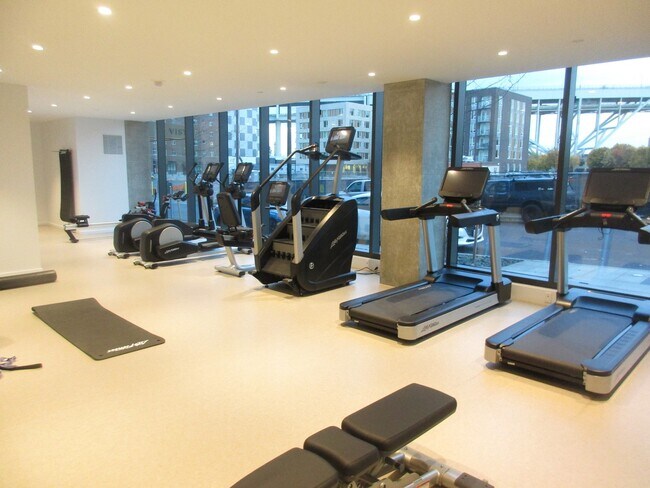 Building Photo - Vista Condominiums - 1 bedroom/1 bath Pearl District condo w/parking/storage/amenities/most utili...