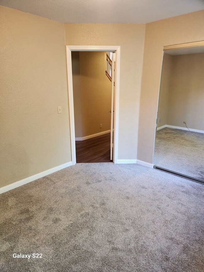 Building Photo - Beautiful 4 bedroom, 3 bathroom home locat...