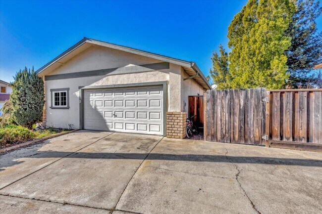 Building Photo - 40307 San Sebastian Pl