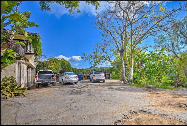 Building Photo - 750 Sky Line Trail