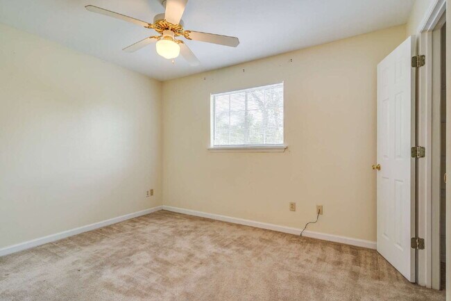 Building Photo - 1 bedroom and 1 bathroom in a 3x3 duplex STEPS AWAY FROM CAMPUS