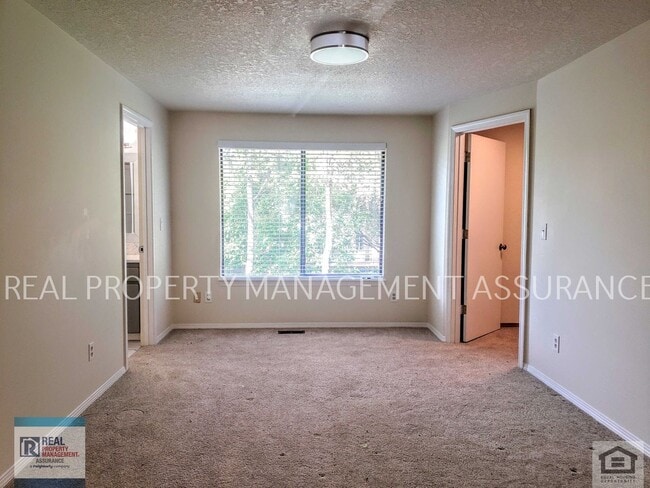 Building Photo - Charming 3 Bedroom Home With A 2 Car Garage!!