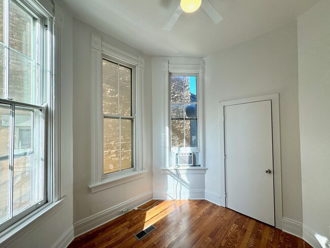 Building Photo - 2233 Victor St