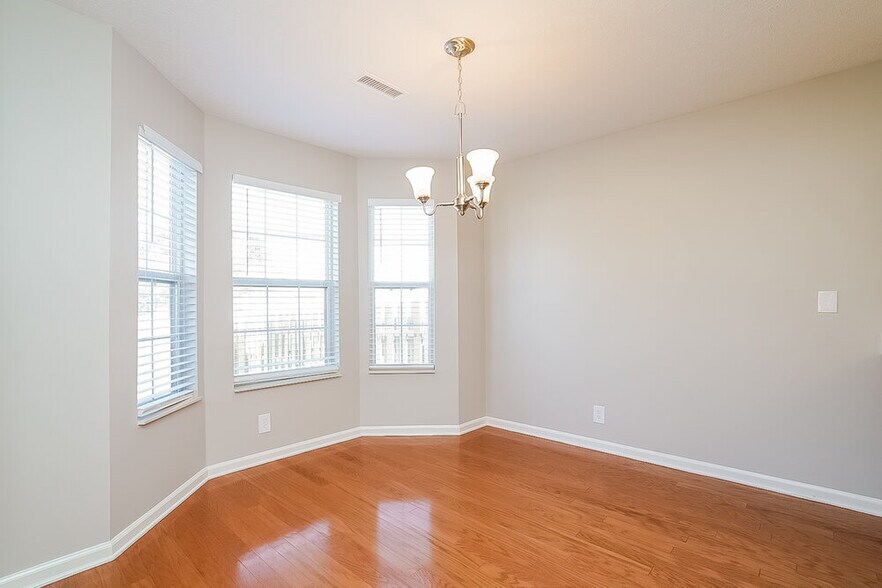 Building Photo - 901 Bexhill Ct S