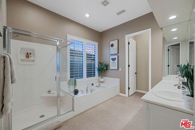 Building Photo - 4 Cartier Ct