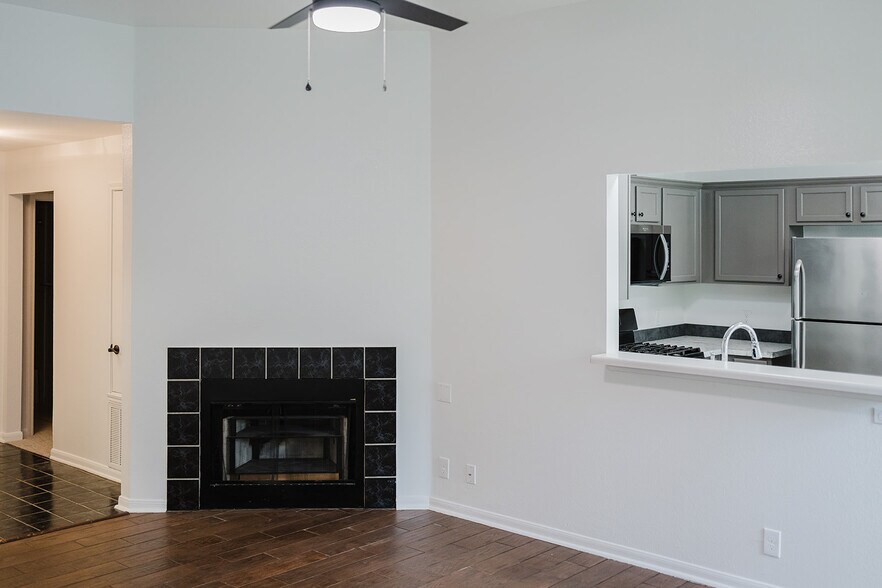 Building Photo - 810 Faircrest Dr