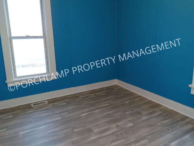 Building Photo - 403 E Broadway Ave