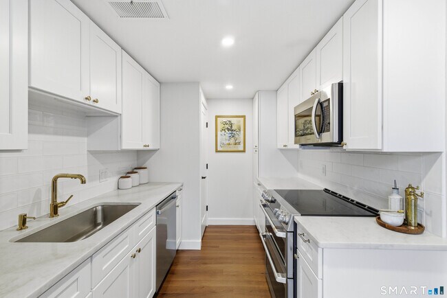 Building Photo - 60 Cinnamon Spring