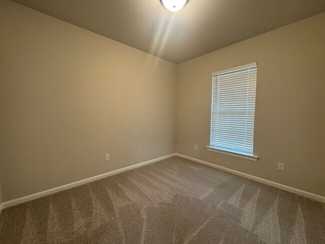 Building Photo - Like New - Home for Rent in Denham Springs