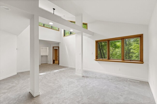 Building Photo - 1424 Bradford Dr