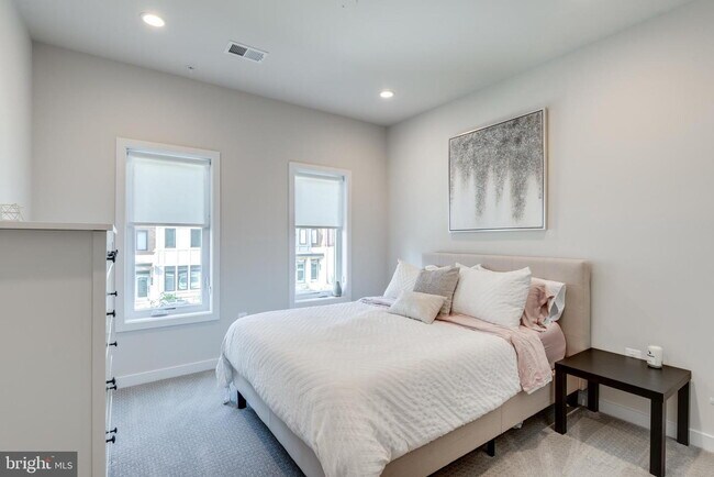 Building Photo - MOVE-IN READY TOWNHOUSE-STYLE CONDO IN ASHBURN