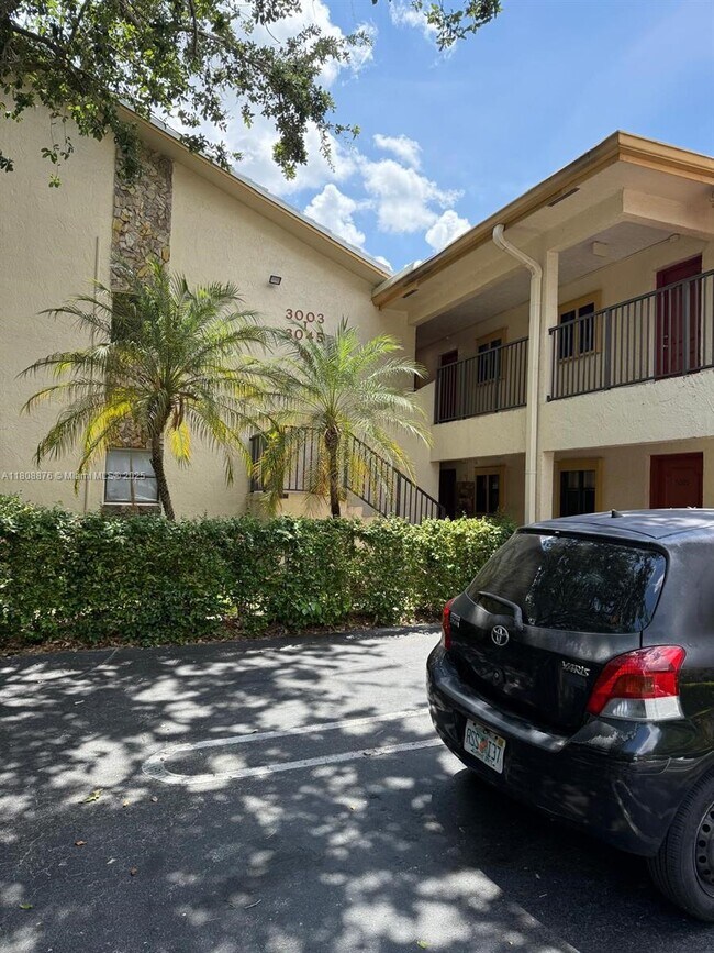 Building Photo - 3043 Riverside Dr