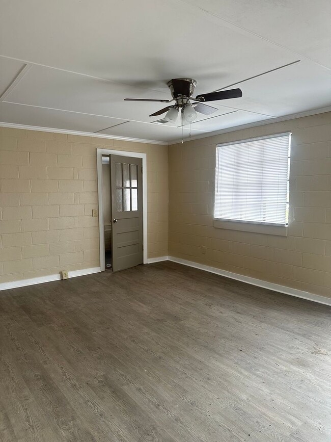 Building Photo - 3 BEDROOM/1 BATH HOUSE