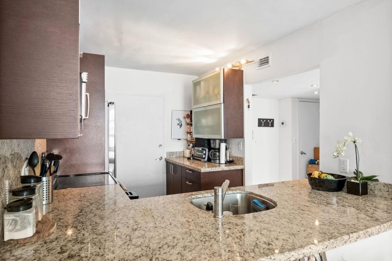 Building Photo - 1228 West Ave