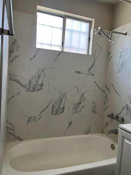 Building Photo - 517 W 84th St