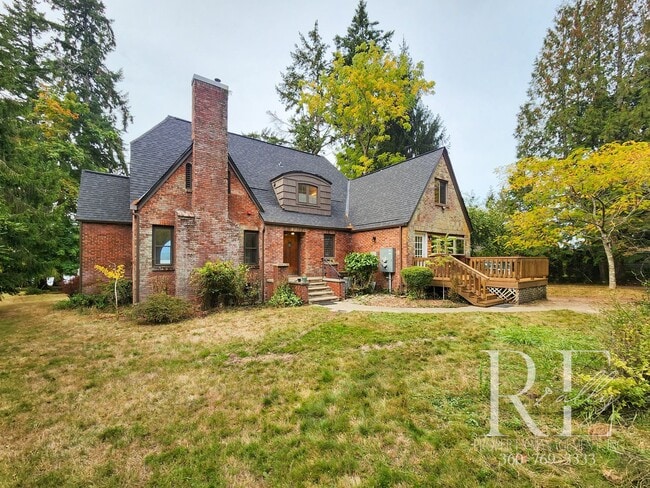 Building Photo - Waterfront Tudor | Private, Vintage Charm with Casita