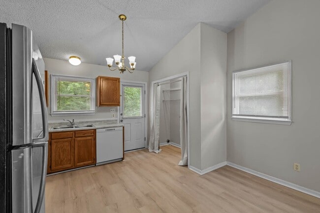 Building Photo - Newly renovated 2 bedroom 1 bathroom duplex