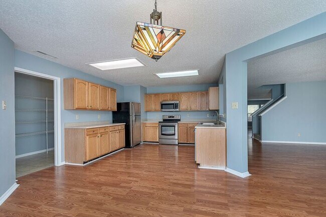 Building Photo - Large 4 Bedroom in Fishers!