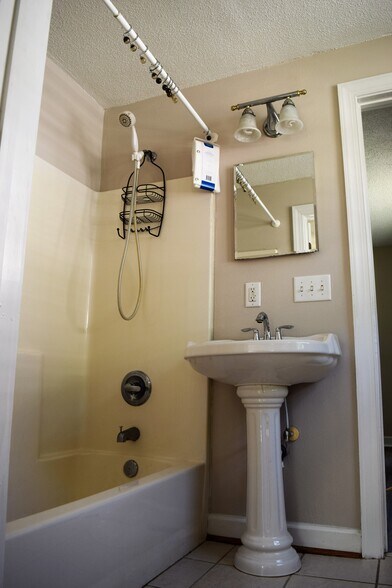 Bathroom (2) - 18 Morrison Ave