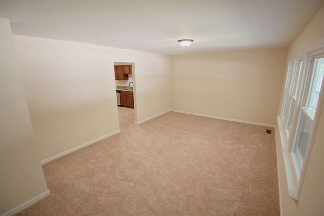 Building Photo - Beautiful 3 bed, 1/5 bath duplex in East R...