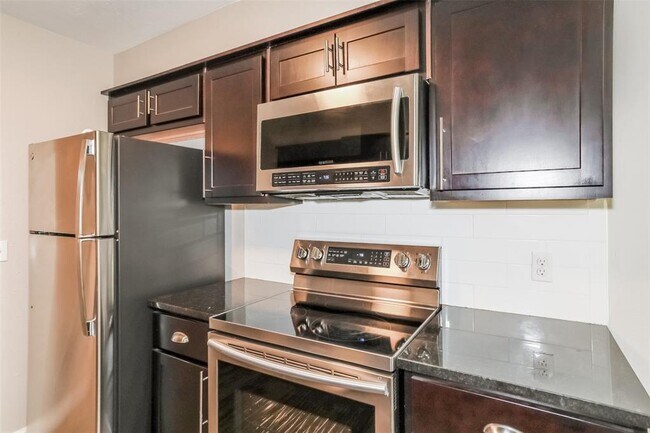 Building Photo - 8917 S Hillcrest Dr