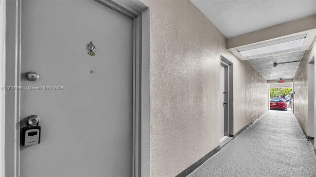 Building Photo - 1825 W 56th St