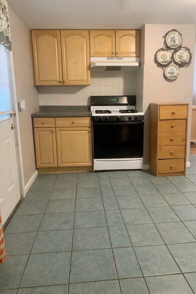 Building Photo - 94 Walnut St