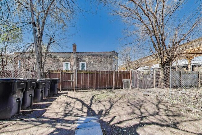 Building Photo - 322 N Lamon Ave