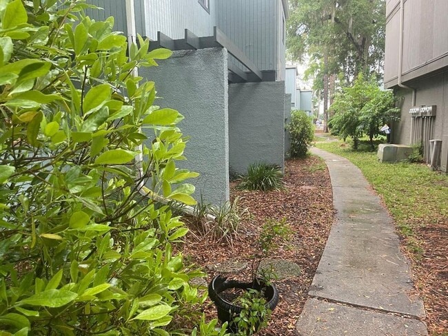 Primary Photo - Townhouse close to shopping! Discount of 1...
