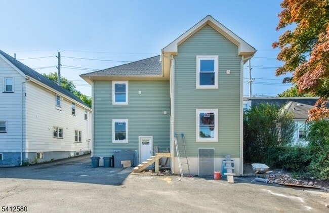 Building Photo - 190 E Lindsley Rd