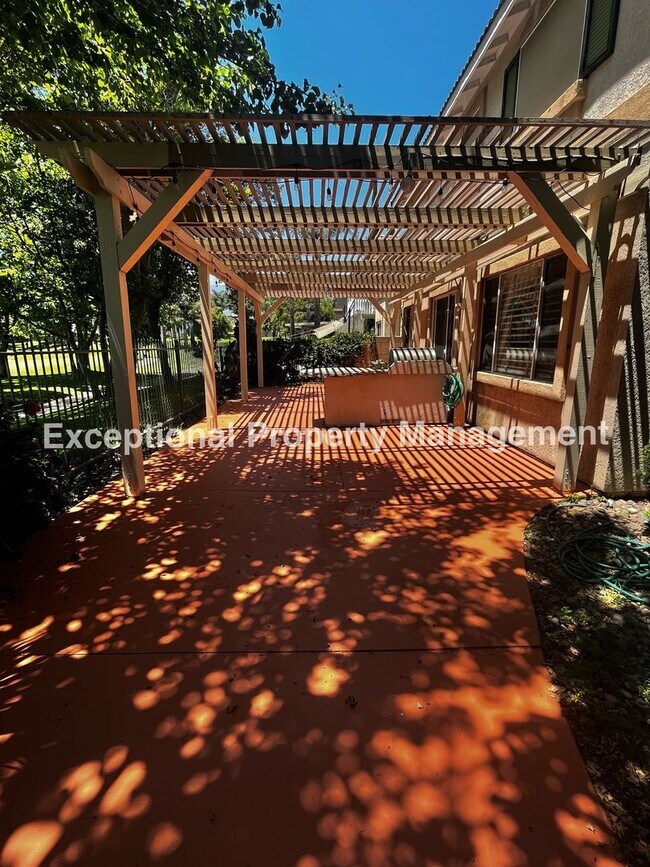 Building Photo - Beautiful Golf Course Home