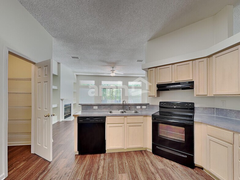 Building Photo - 5682 Shady Pine St S