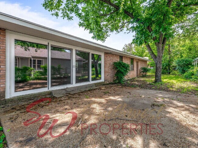 Building Photo - 4 Bedroom Home Just One Block from Campus | 2 Living Areas + Corner Lot