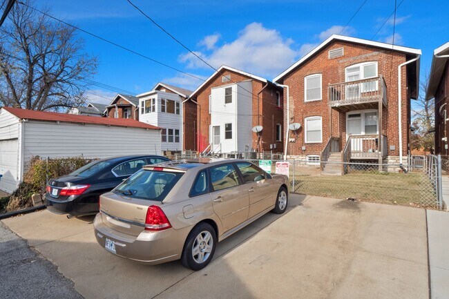 Building Photo - 4918 Tholozan Ave