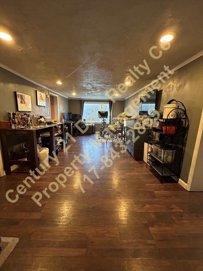 Building Photo - Large 3 Bedroom, 2 Bath Pet friendly home with off street parking and a 600sqft detached garage