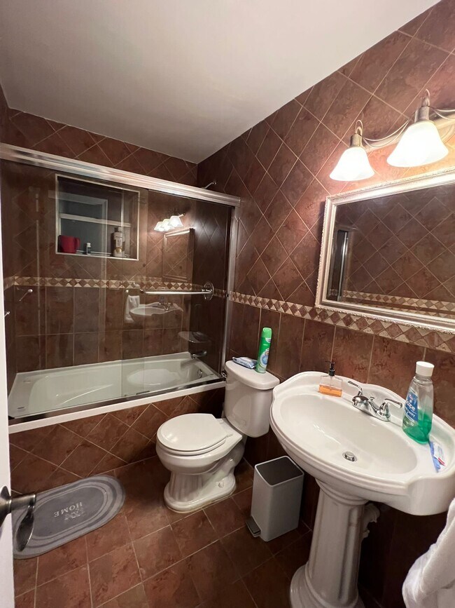 Building Photo - 1010 Hollywood Blvd