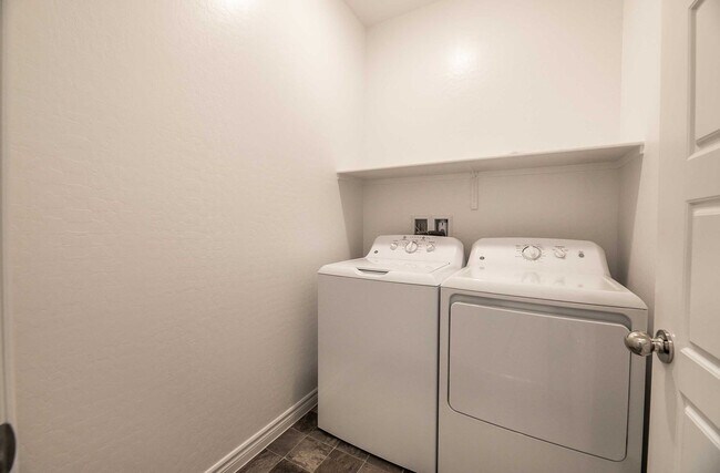 Building Photo - Modern Gated Townhome with Spacious Open Layout & Designer Kitchen!