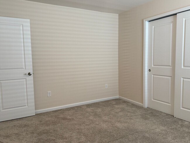 Building Photo - AMAZING LOCATION, Fantastic 3 Bed Home, In...