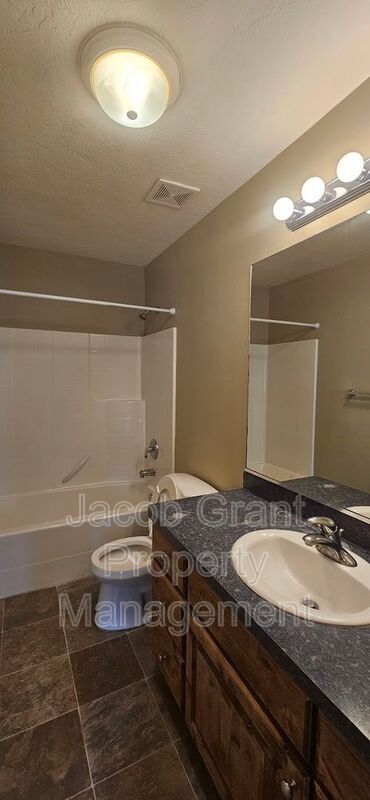 Building Photo - 3314 Woodside Dr