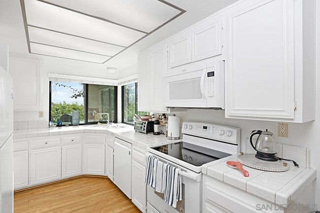 Building Photo - 6605 Caminito Scioto