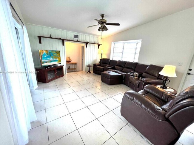 Building Photo - 3 bedroom in Pembroke Pines FL 33023