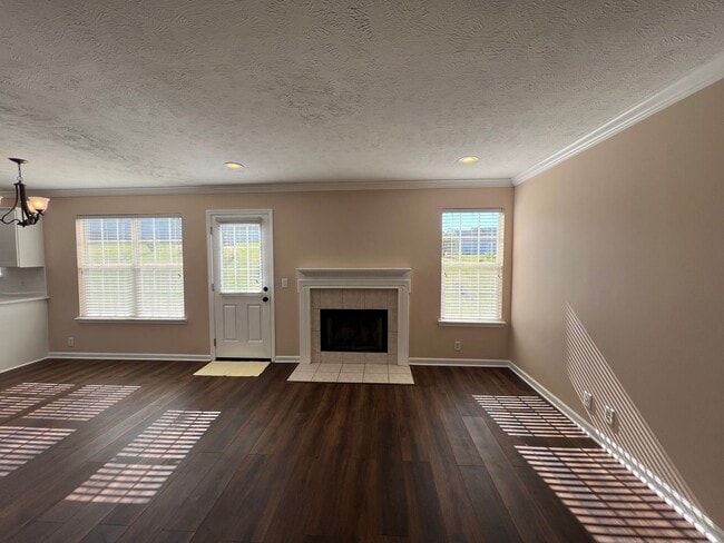 Building Photo - Beautifully updated 3 BR 2 Bath Home in La...