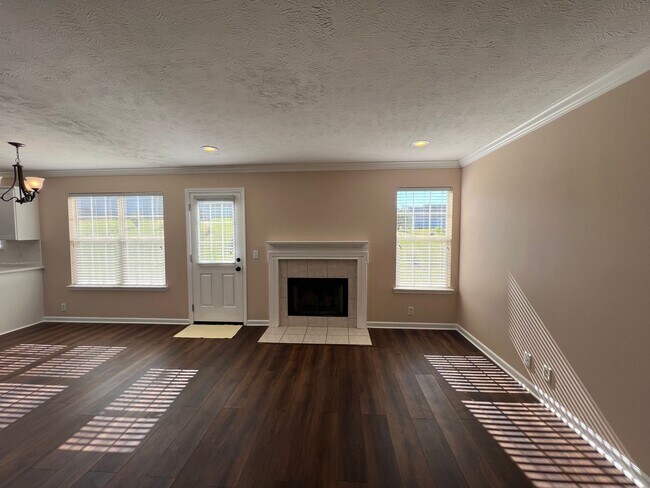 Building Photo - Beautifully updated 3 BR 2 Bath Home in Lavergne - Mowing included!