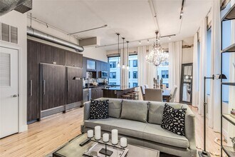 Building Photo - 705 Main St